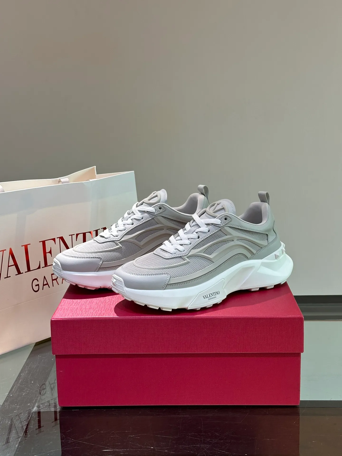 P520¥ Valentino/Valentino GaravaniTotaloopV logo new sports shoes, with leather details, silk screen printing on the tongue, combined with outsole, really easy to wear and very comfortable ~ Comes with 5 cm height increase✔️A must-have pair for fashionable men and beautiful women in summer! Size: 38-46